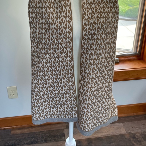 Michael Kors scarf - Picture 3 of 4